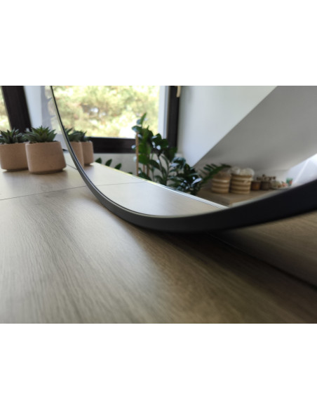 lustro w czarnej cienkiej ramce